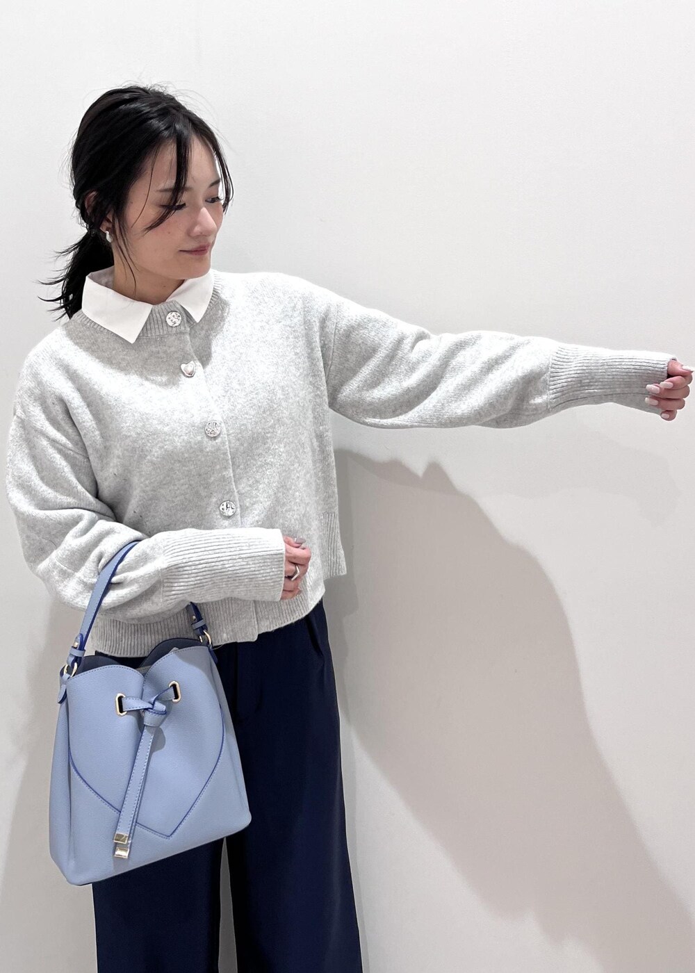 「オフィスカジュアル、ニューワーク、ニューワークスタイル、ラメ、羽織り、レイヤードコーデ、シャツレイヤードコーデ、シャツレイヤード、初冬コーデ、冬コーデ、お出かけコーデ、レイヤード、パンツスタイル、きれいめコーデ、ベーシック」｜「VISの【洗える】シャーリングデザインシャツ（シャツ/ブラウス、ホワイト系）」を使った、ik18さん（レディース・158cm）の冬コーディネートの7枚目の写真