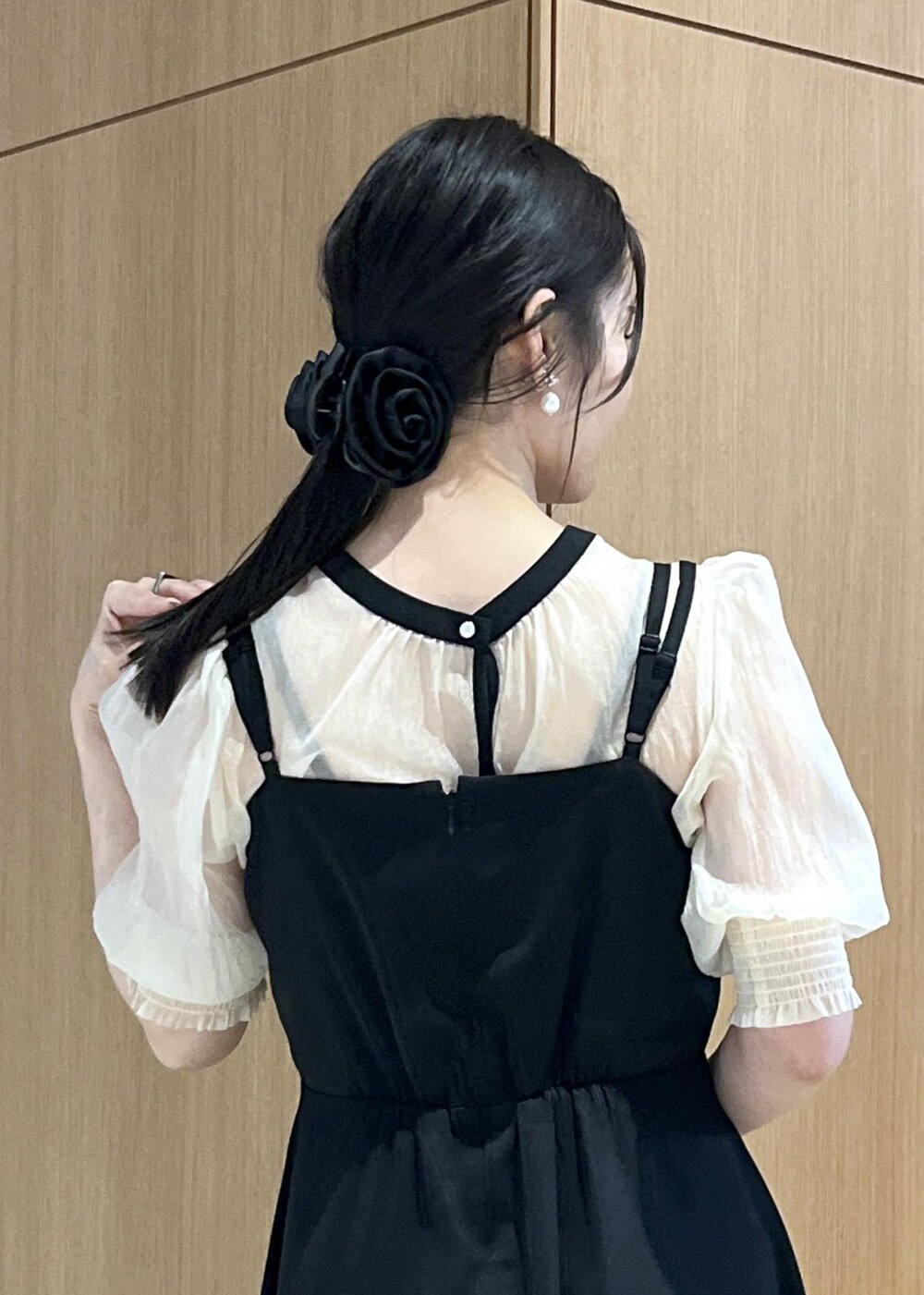 ブラック系のハンドバッグ、ブラック系のパンプス、ブラック系のワンピースを着用したレディースの春コーディネートの8枚目の写真