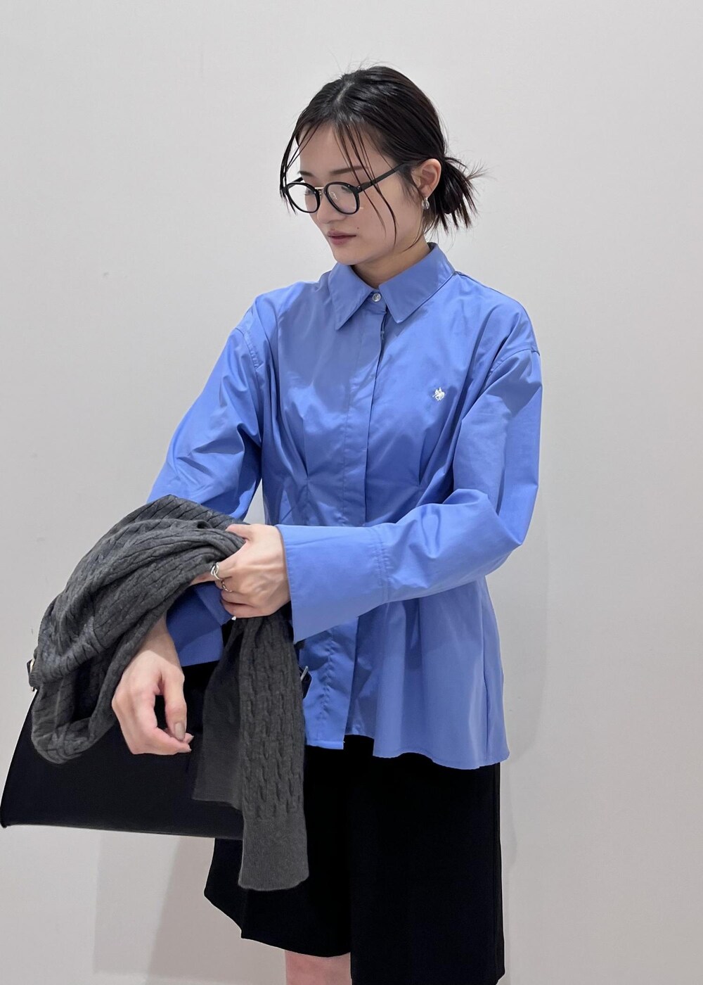 ブラック系のトートバッグ、ブラック系のブーツ、ブラック系のその他パンツを着用したレディースの秋コーディネートの5枚目の写真