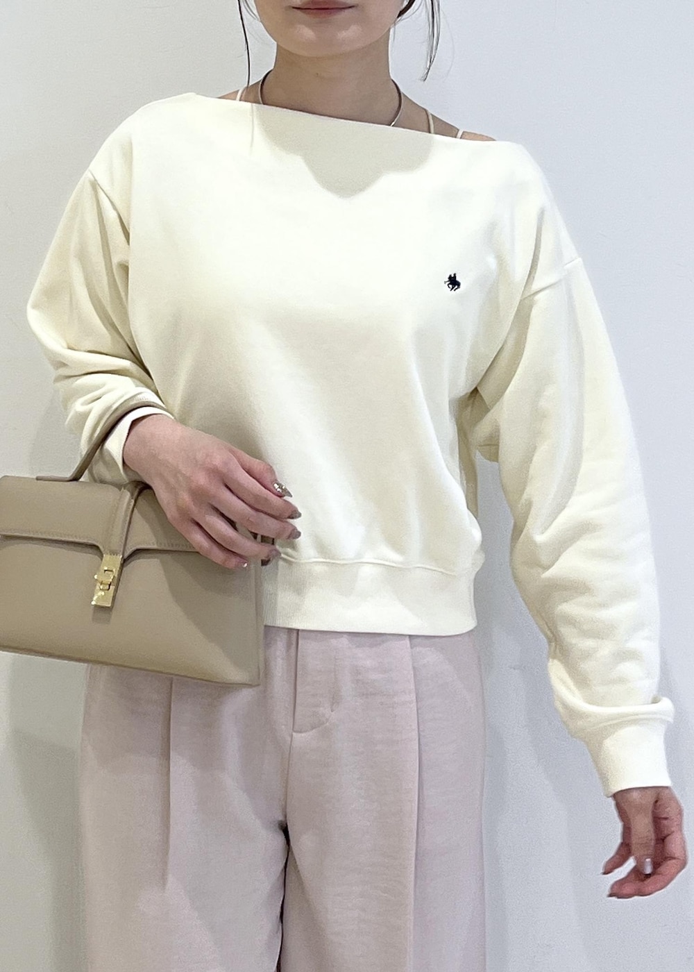 ホワイト系のカーディガン/ボレロ、ベージュ系のショルダーバッグ、ピンク系のその他パンツを着用したレディースの春コーディネートの5枚目の写真