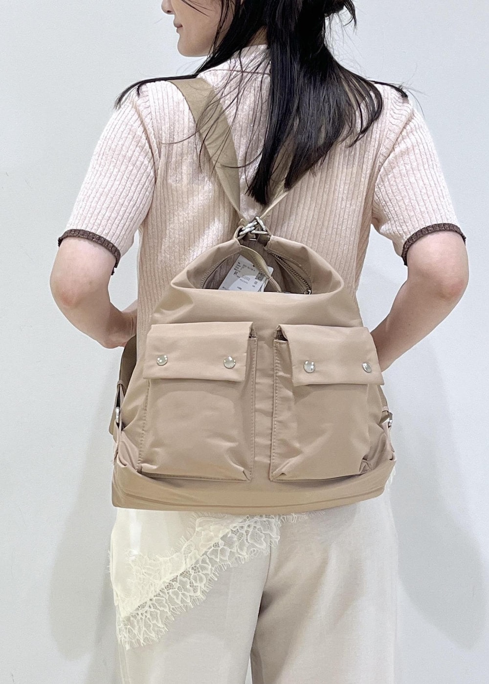 ホワイト系のその他パンツ、ベージュ系のショルダーバッグ、ピンク系のカーディガン/ボレロを着用したレディースの春コーディネートの8枚目の写真