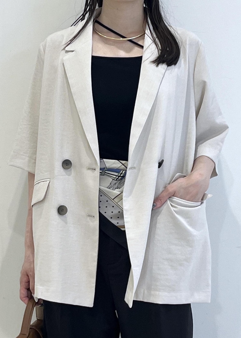イエロー系のショルダーバッグ、ブラック系のその他パンツ、ブラック系のサンダルを着用したレディースの春コーディネートの4枚目の写真