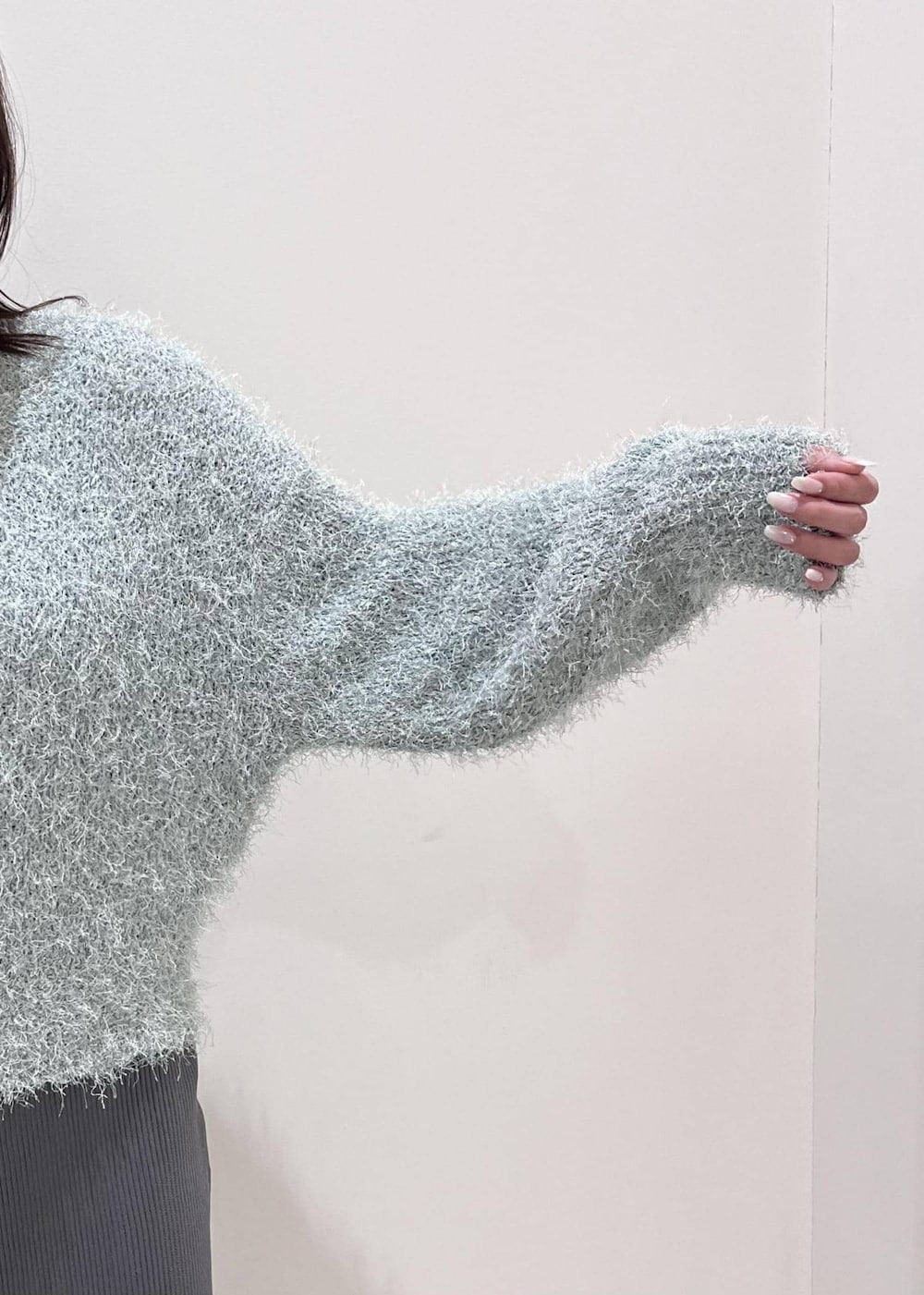 「ニット、きらきら、ラメ、ふわきら、初冬コーデ、冬コーデ、お出かけコーデ、VIS、ウェーブ、ブルべ夏、混合、トップス、ニット/セーター、ワンピース、バッグ」｜「Juzeの【新色・追加生産】リボンフラットパンプス（パンプス、シルバー系）」を使った、ik18さん（レディース・158cm）の冬コーディネートの6枚目の写真