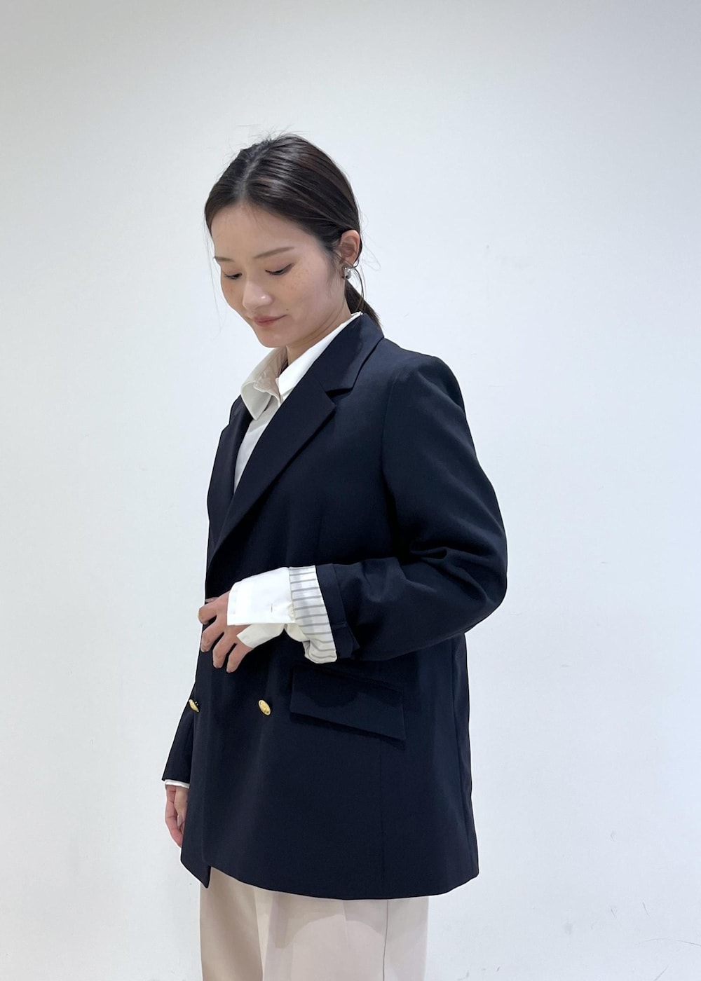 ホワイト系のニット/セーター、ホワイト系のシャツ/ブラウス、ベージュ系のその他パンツを着用したレディースの冬コーディネートの5枚目の写真
