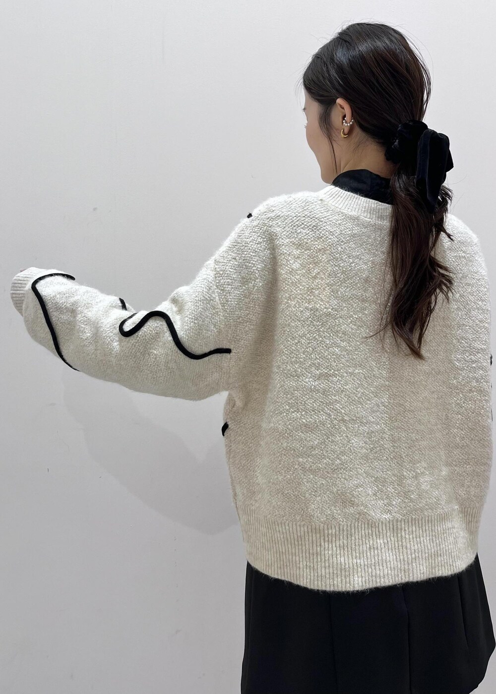 ブラック系のパンプス、ブラウン系のハンドバッグ、ブラック系のシャツ/ブラウスを着用したレディースの秋コーディネートの7枚目の写真