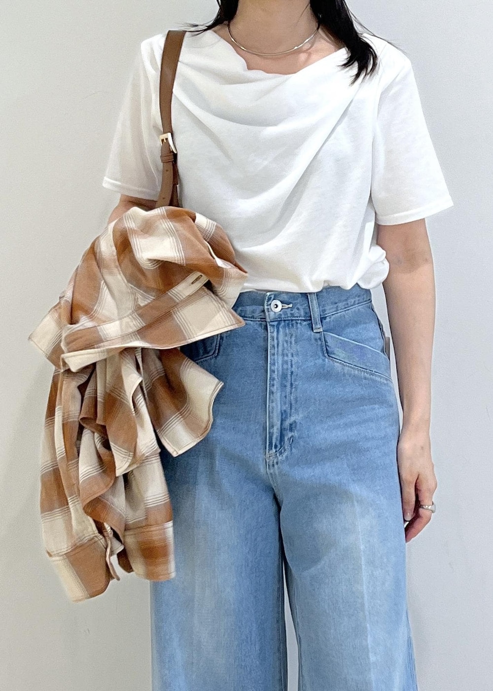 ホワイト系のTシャツ/カットソー、イエロー系のパンプス、ベージュ系のシャツ/ブラウスを着用したレディースの夏コーディネートの9枚目の写真