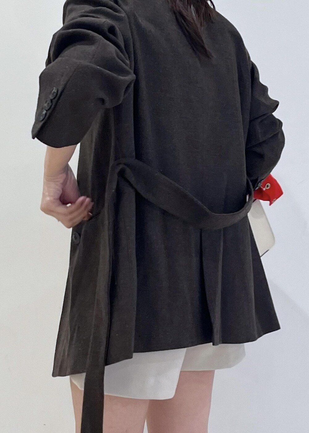 ホワイト系のTシャツ/カットソー、ブラウン系のテーラードジャケット、ベージュ系のその他パンツを着用したレディースの秋コーディネートの7枚目の写真