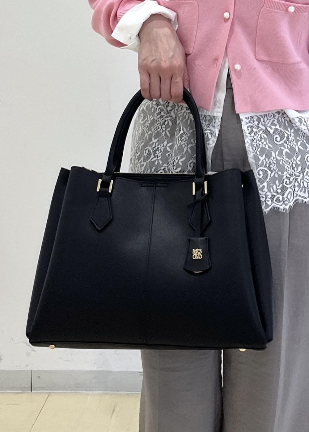 ホワイト系のシャツ/ブラウス、ピンク系のカーディガン/ボレロ、グレー系のその他パンツを着用したレディースの春コーディネートの7枚目の写真