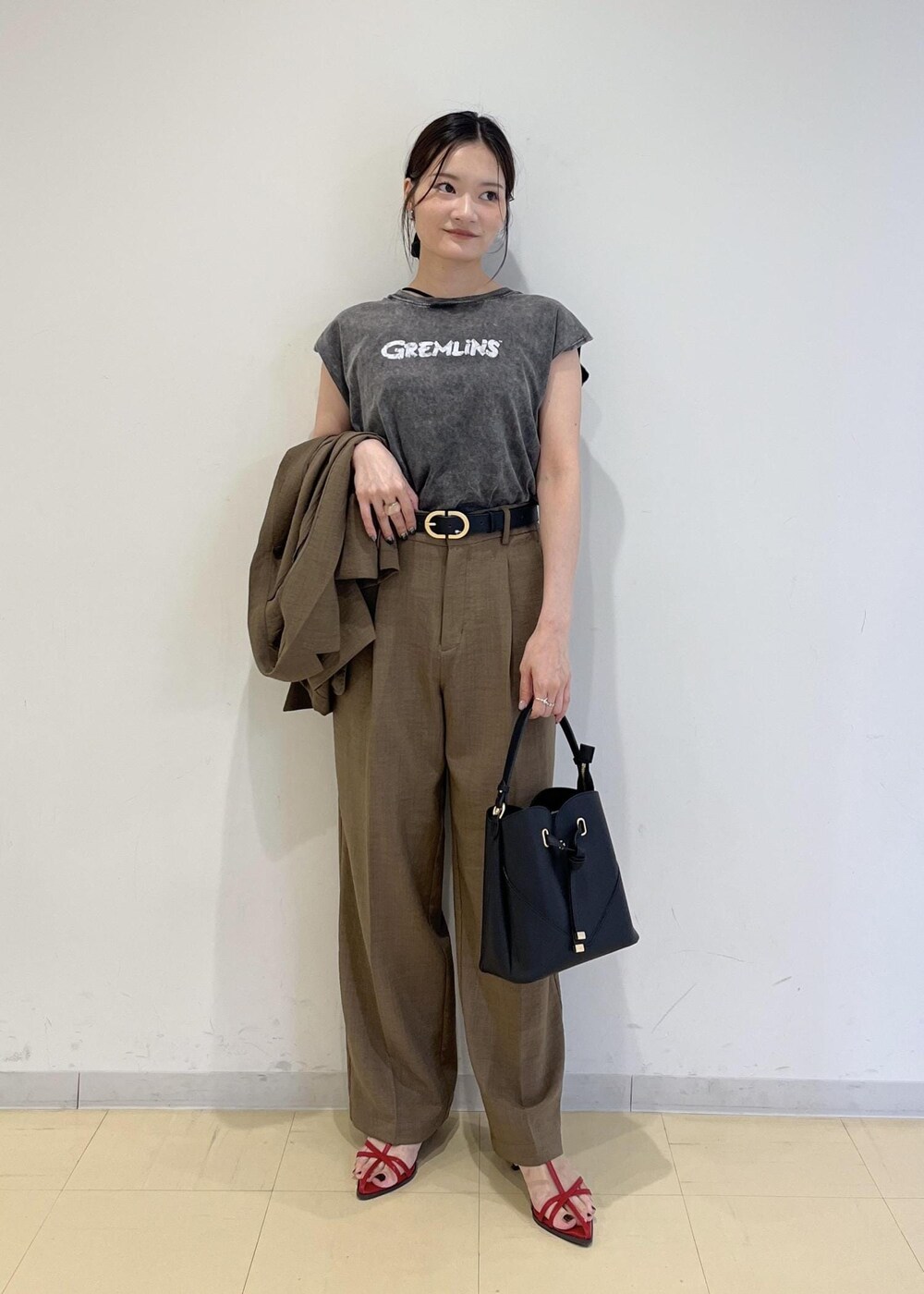 ブラック系のショルダーバッグ、レッド系のサンダル、ブラック系のTシャツ/カットソーを着用したレディースの夏コーディネートの10枚目の写真