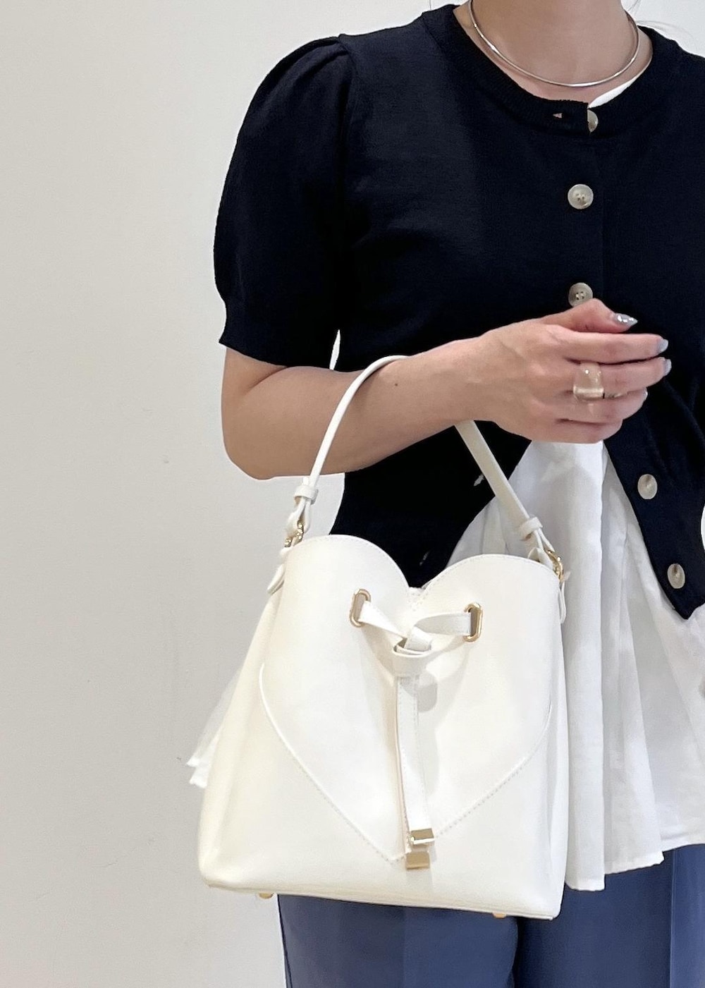 「羽織り、カーデ、クルーネック、パフスリーブ、テーパードパンツ、テーパード、パンツコーデ、ブルーコーデ、チュニックシャツ、チュニックブラウス、フレアブラウス、スキッパー、スキッパーシャツ、スキッパーブラウス、白ブラウス」｜「VISの【累計10,000点突破】【2WAY】ハートカットバッグ（ショルダーバッグ、ホワイト系）」を使った、ik18さん（レディース・158cm）の夏コーディネートの7枚目の写真