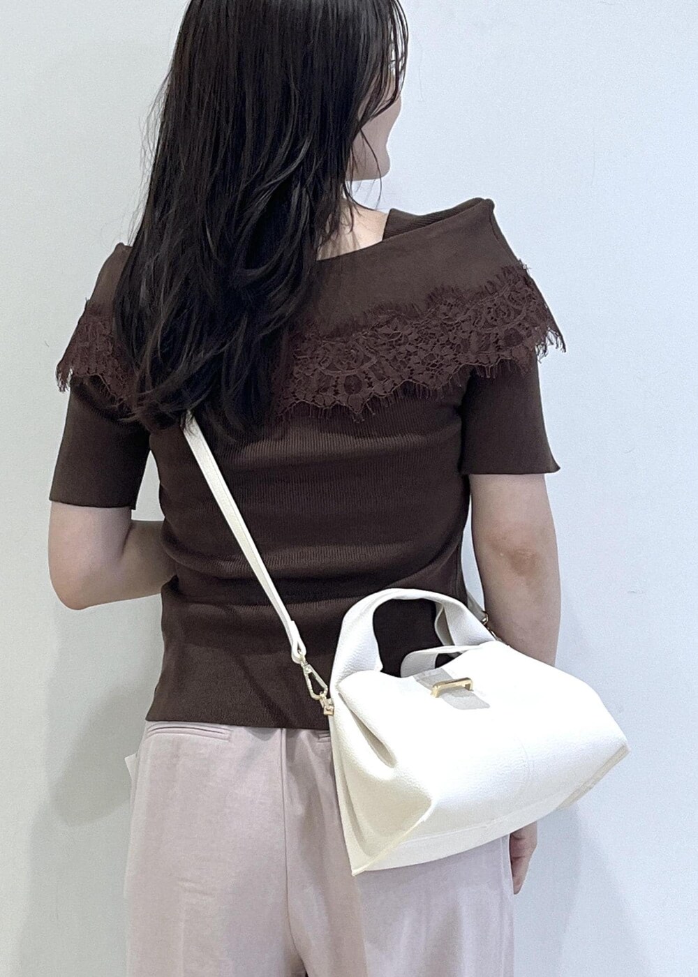 ピンク系のその他パンツ、ホワイト系のパンプス、ホワイト系のショルダーバッグを着用したレディースの夏コーディネートの10枚目の写真