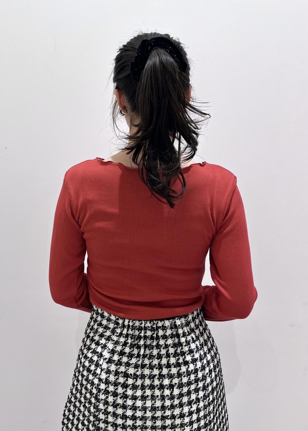 ブラック系のブーツ、ブラック系のスカート、ブラック系のダウンジャケット/コートを着用したレディースの冬コーディネートの10枚目の写真