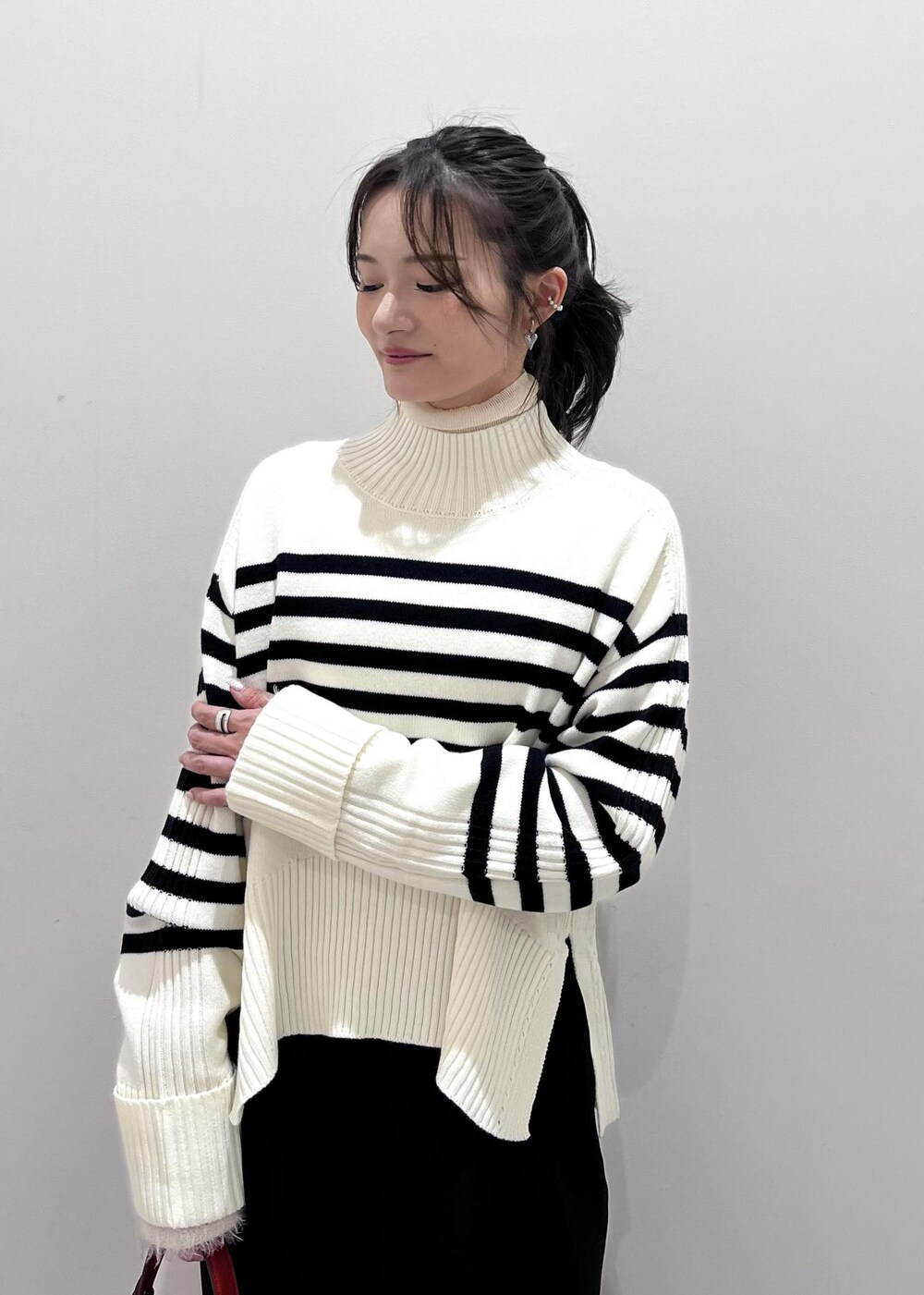 ブラック系のパンプス、ホワイト系のニット/セーター、ホワイト系のニット/セーターを着用したレディースの冬コーディネートの5枚目の写真