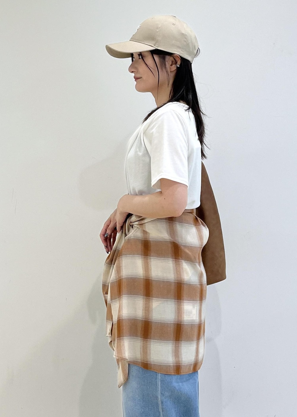 ホワイト系のTシャツ/カットソー、イエロー系のパンプス、ベージュ系のシャツ/ブラウスを着用したレディースの夏コーディネートの8枚目の写真