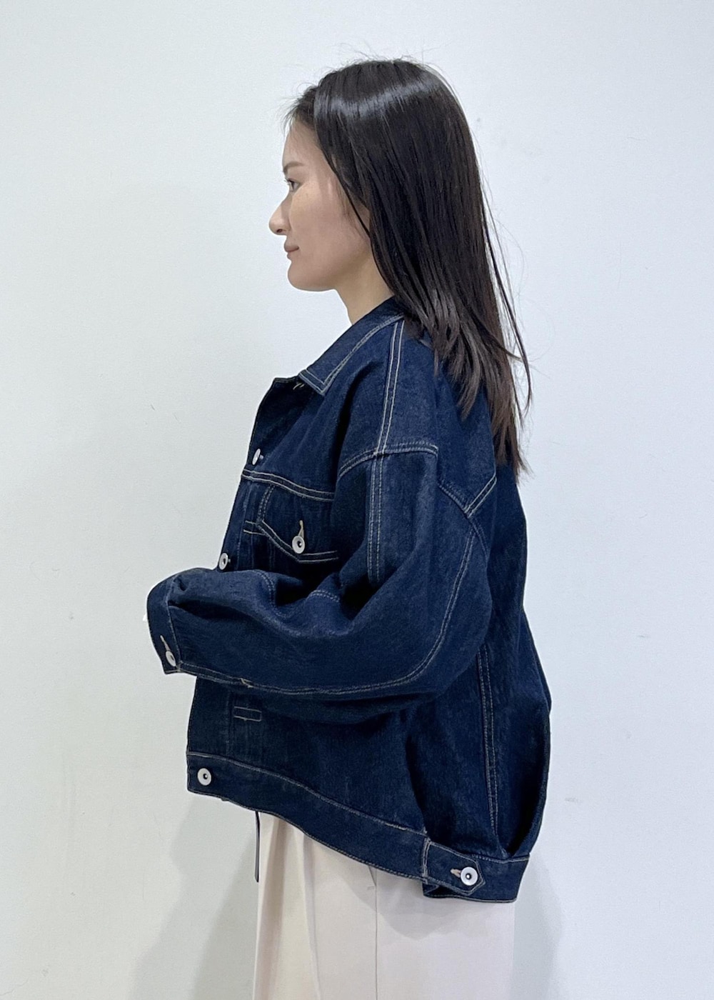 ベージュ系のその他パンツ、ブルー系のデニムジャケット、グレー系のニット/セーターを着用したレディースの冬コーディネートの8枚目の写真