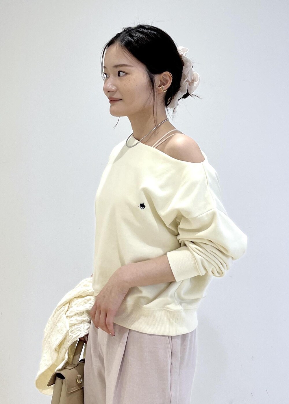 ホワイト系のカーディガン/ボレロ、ベージュ系のショルダーバッグ、ピンク系のその他パンツを着用したレディースの春コーディネートの3枚目の写真