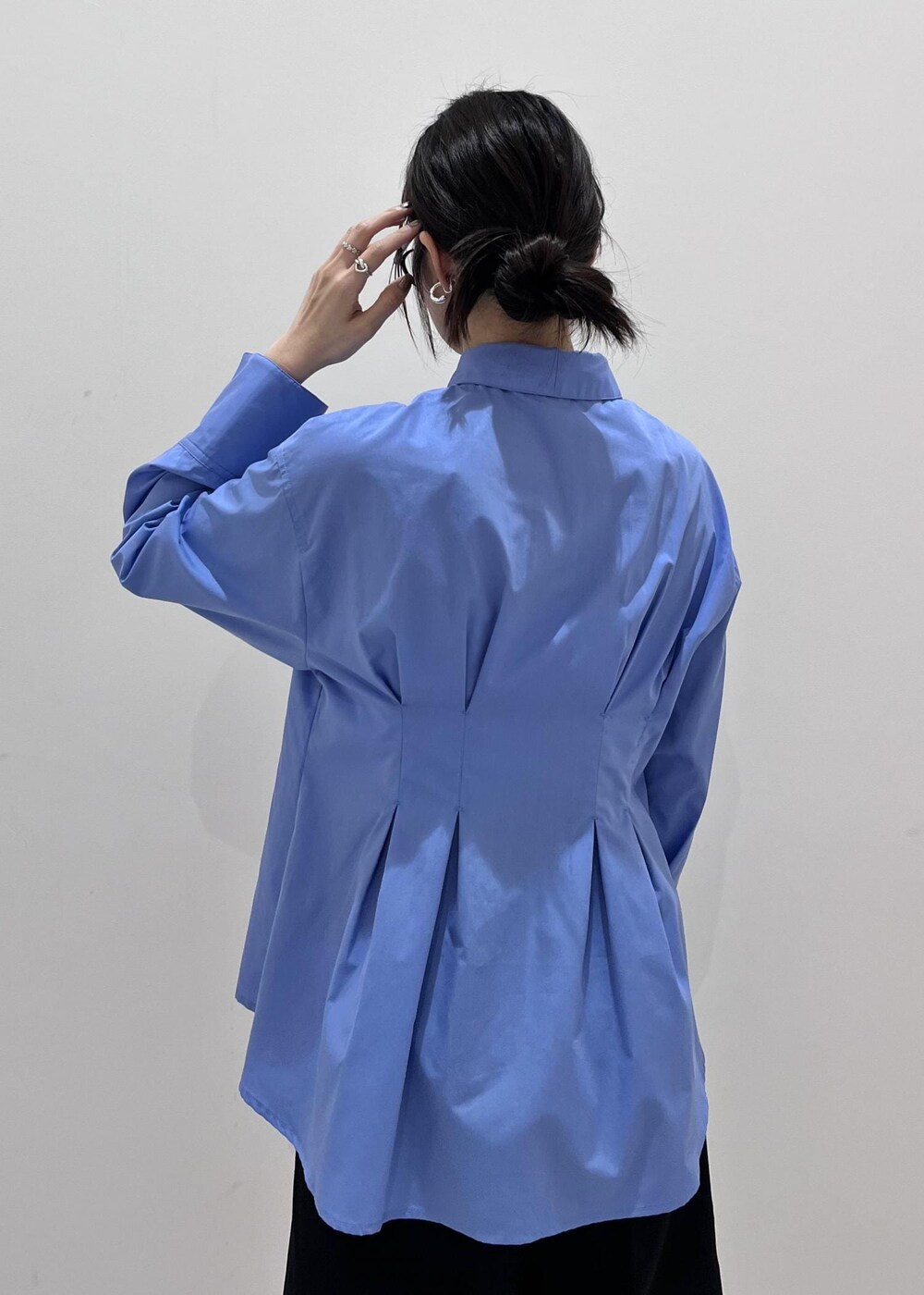 ブラック系のトートバッグ、ブラック系のブーツ、ブラック系のその他パンツを着用したレディースの秋コーディネートの6枚目の写真