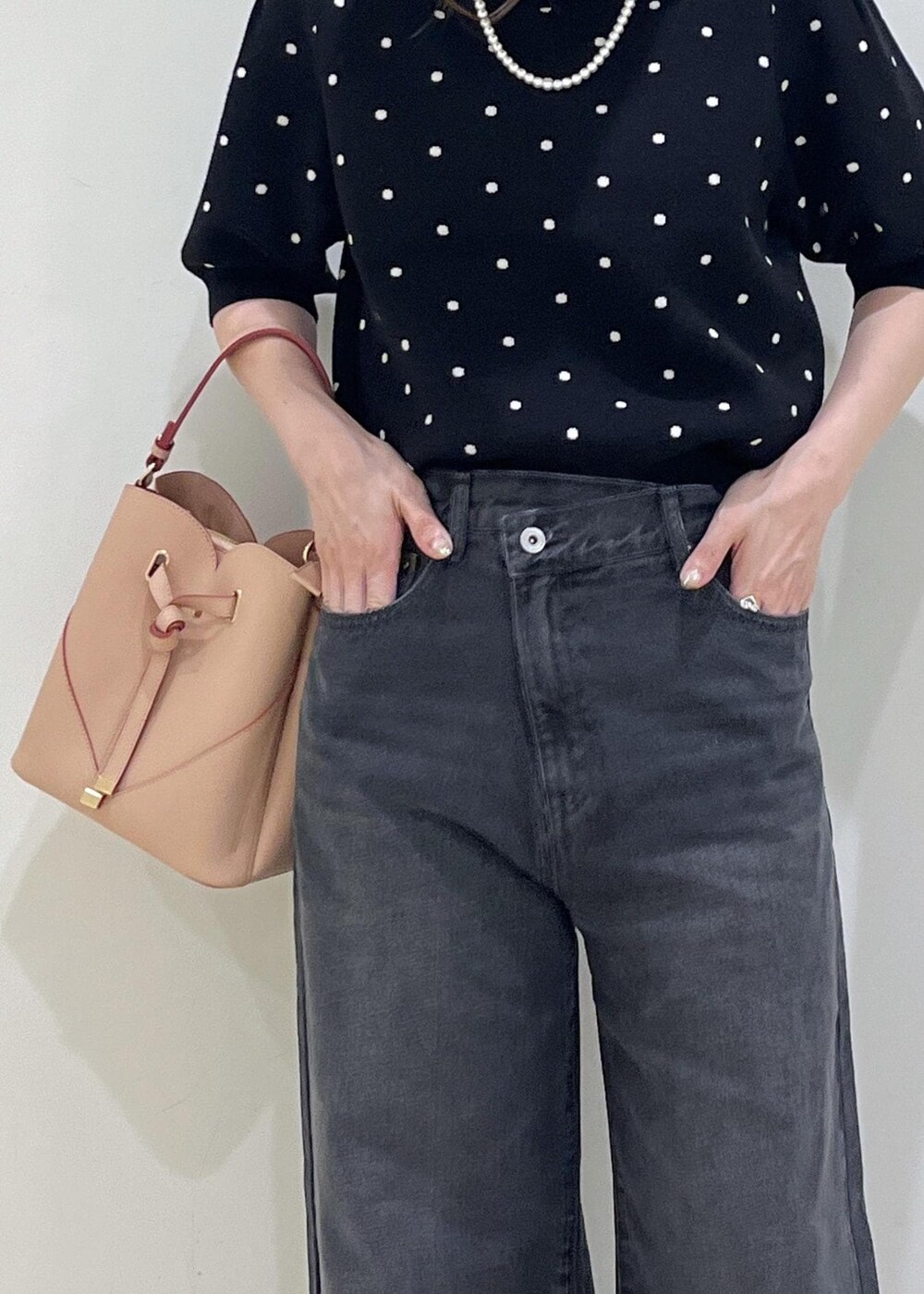 ピンク系のショルダーバッグ、ブラック系のパンプス、ブラック系のニット/セーターを着用したレディースの秋コーディネートの9枚目の写真