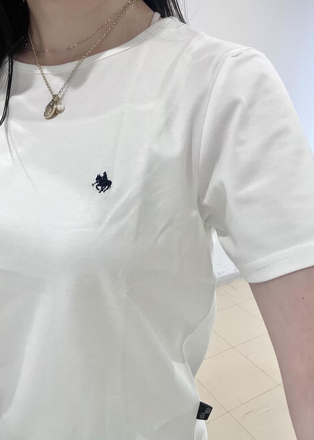 ブラック系のショルダーバッグ、ホワイト系のTシャツ/カットソー、ブラック系のその他パンツを着用したレディースの夏コーディネートの8枚目の写真