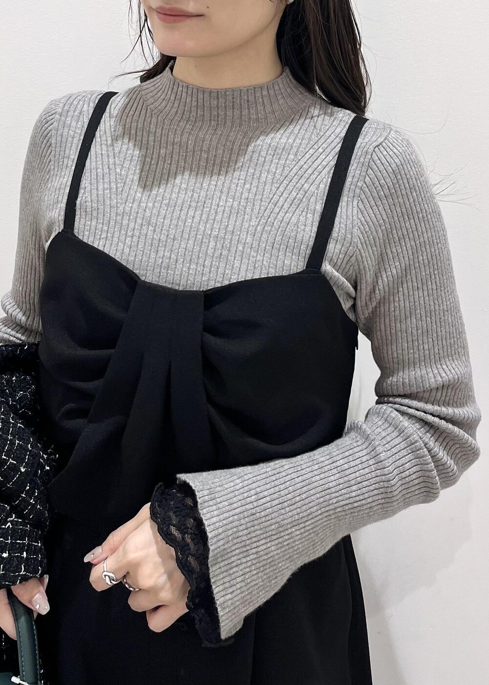 グリーン系のショルダーバッグ、ブラック系のバレエシューズ、ブラック系のTシャツ/カットソーを着用したレディースの秋コーディネートの4枚目の写真