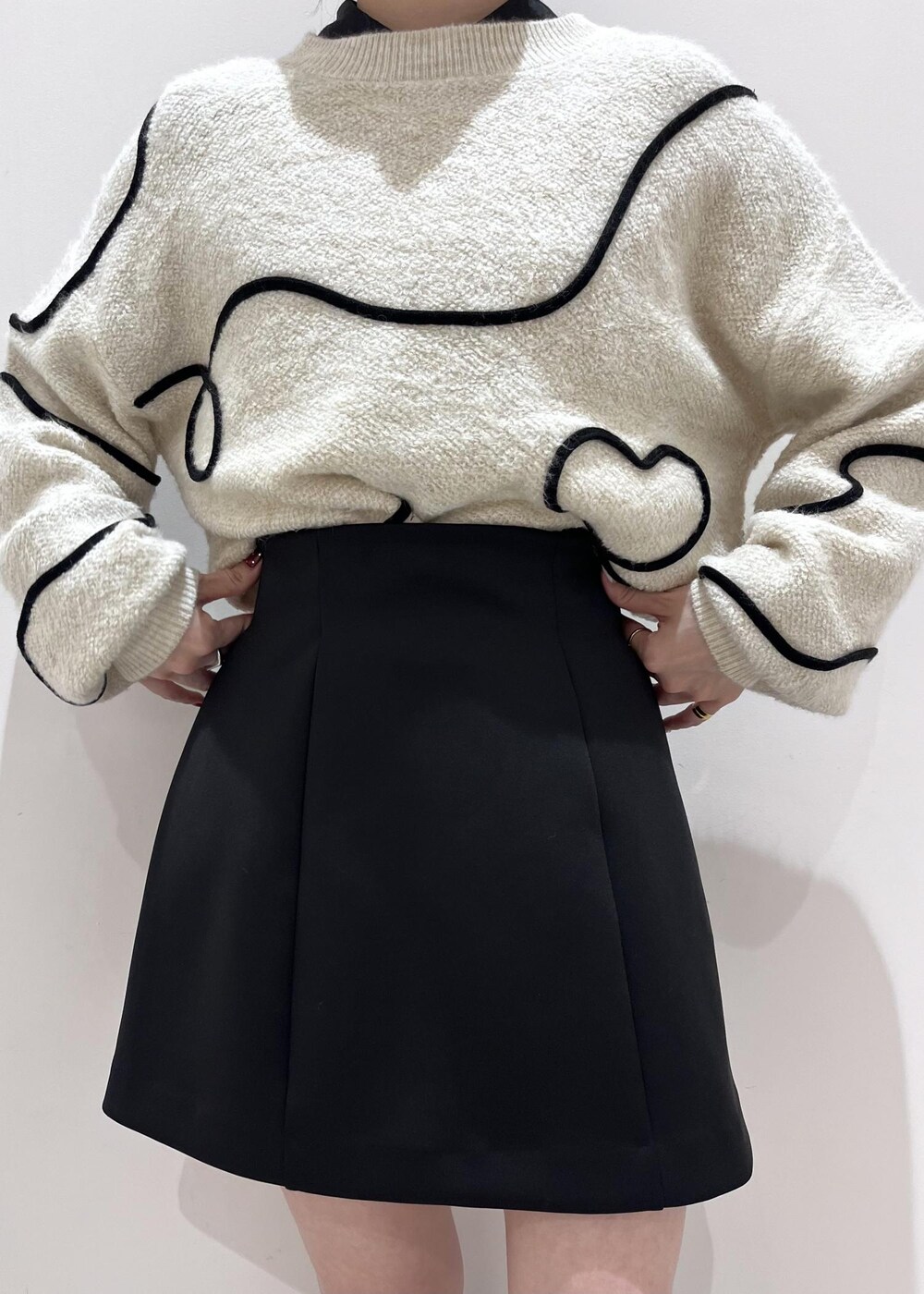 ブラック系のパンプス、ブラウン系のハンドバッグ、ブラック系のシャツ/ブラウスを着用したレディースの秋コーディネートの9枚目の写真