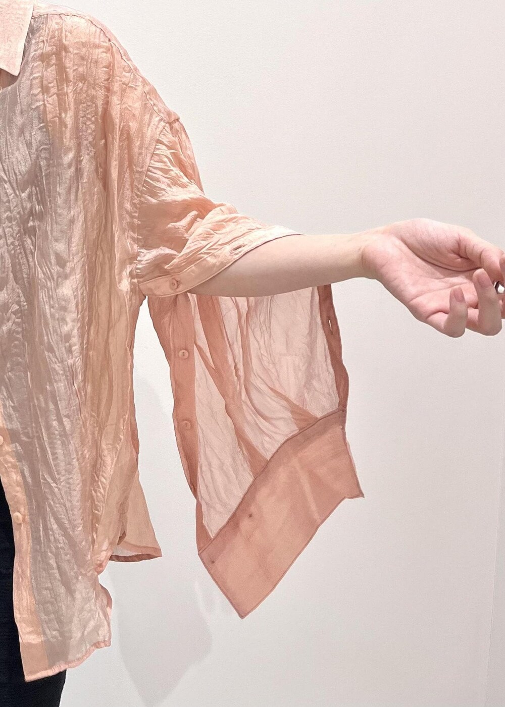 ブラック系のサンダル、ブラック系のスカート、ピンク系のシャツ/ブラウスを着用したレディースの夏コーディネートの5枚目の写真