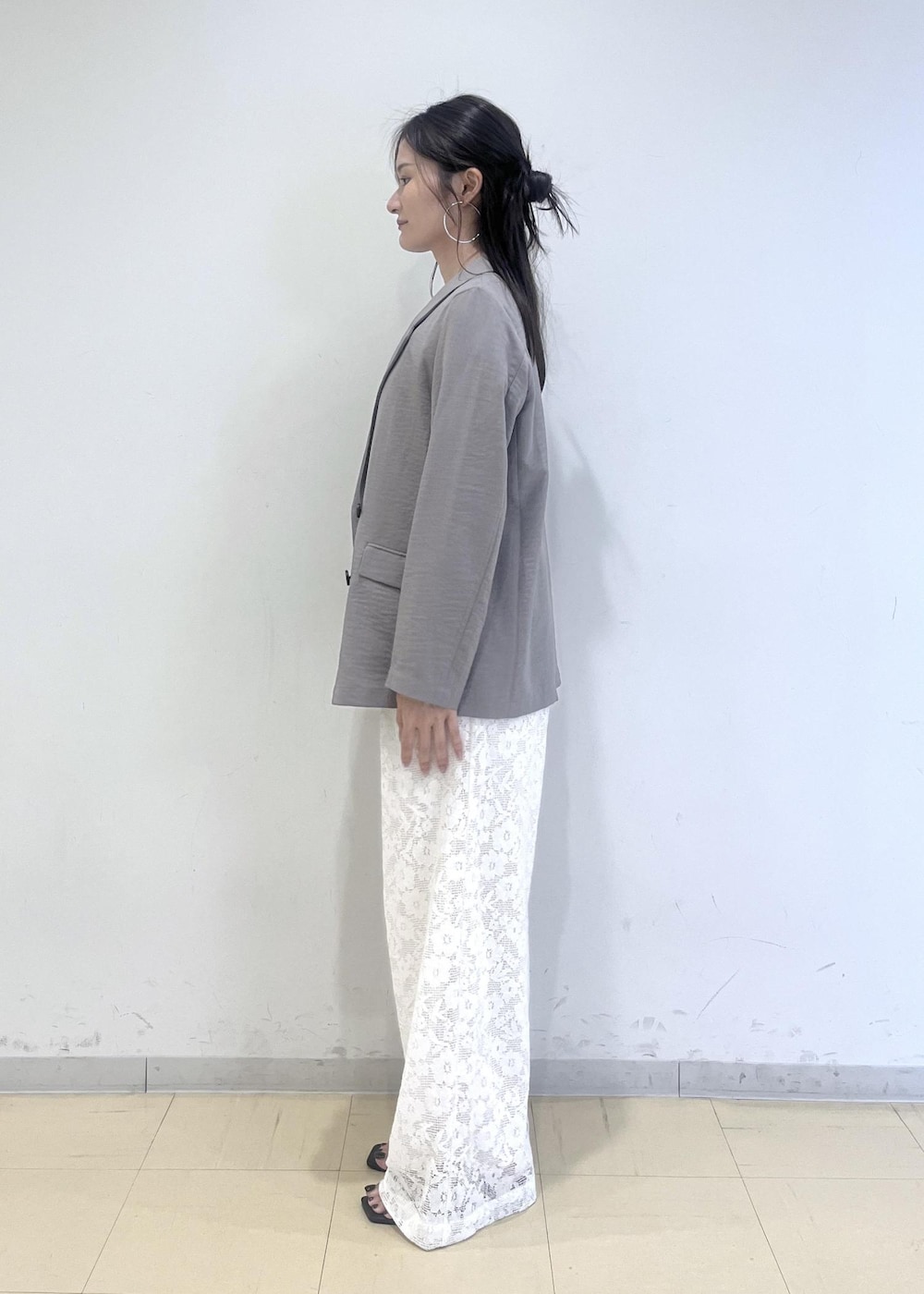ブルー系のTシャツ/カットソー、ホワイト系のその他パンツ、グレー系のテーラードジャケットを着用したレディースの夏コーディネートの7枚目の写真