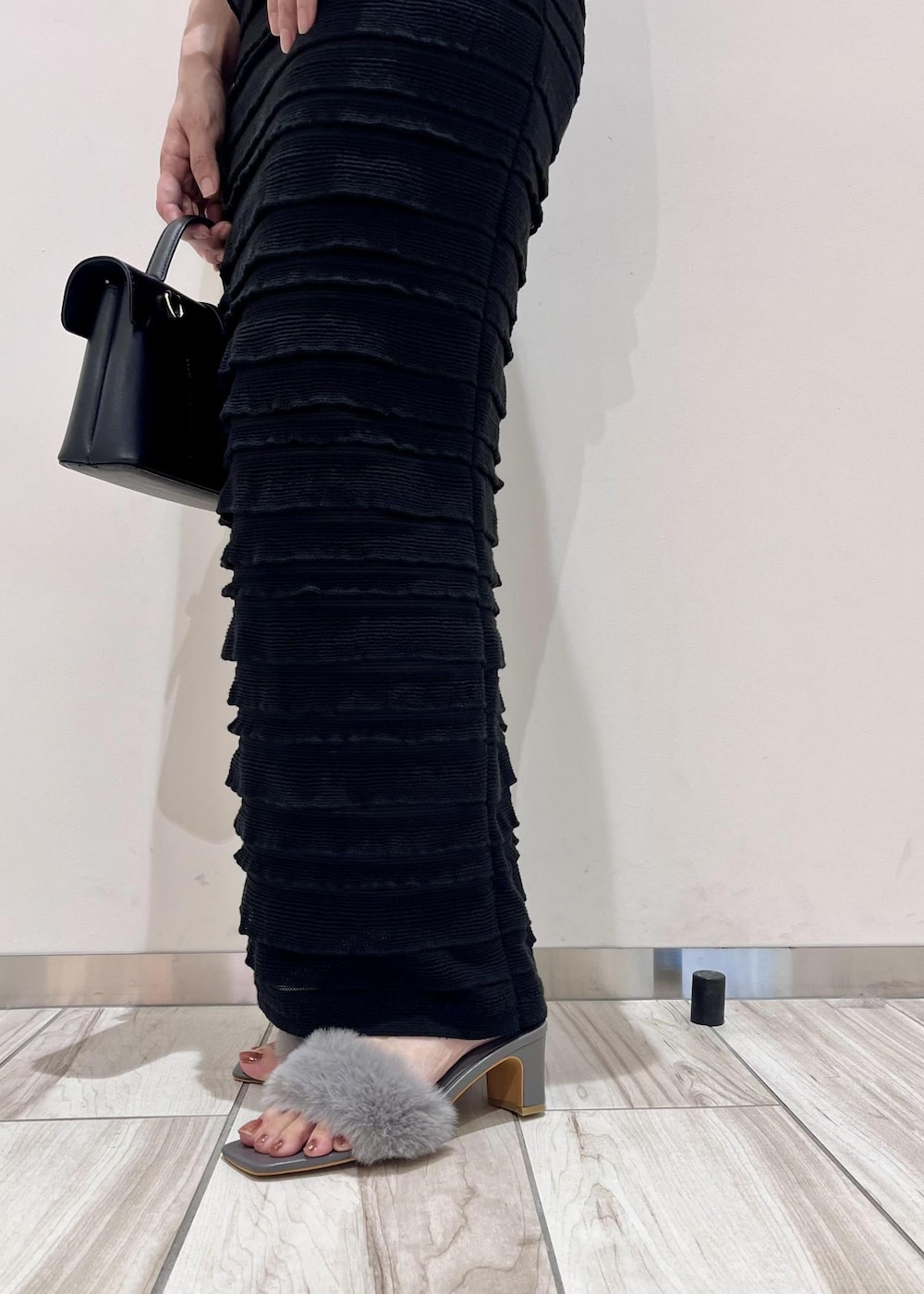 ブラック系のスカート、グレー系のシャツ/ブラウス、ブラック系のショルダーバッグを着用したレディースの夏コーディネートの6枚目の写真