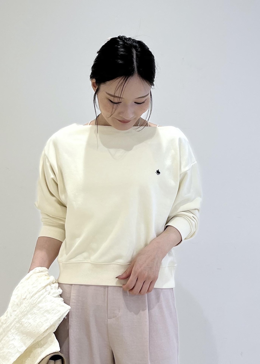 ホワイト系のカーディガン/ボレロ、ベージュ系のショルダーバッグ、ピンク系のその他パンツを着用したレディースの春コーディネートの4枚目の写真