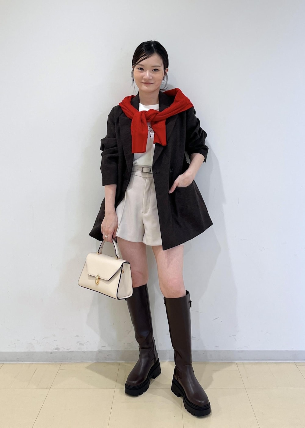 ホワイト系のTシャツ/カットソー、ブラウン系のテーラードジャケット、ベージュ系のその他パンツを着用したレディースの秋コーディネートの10枚目の写真