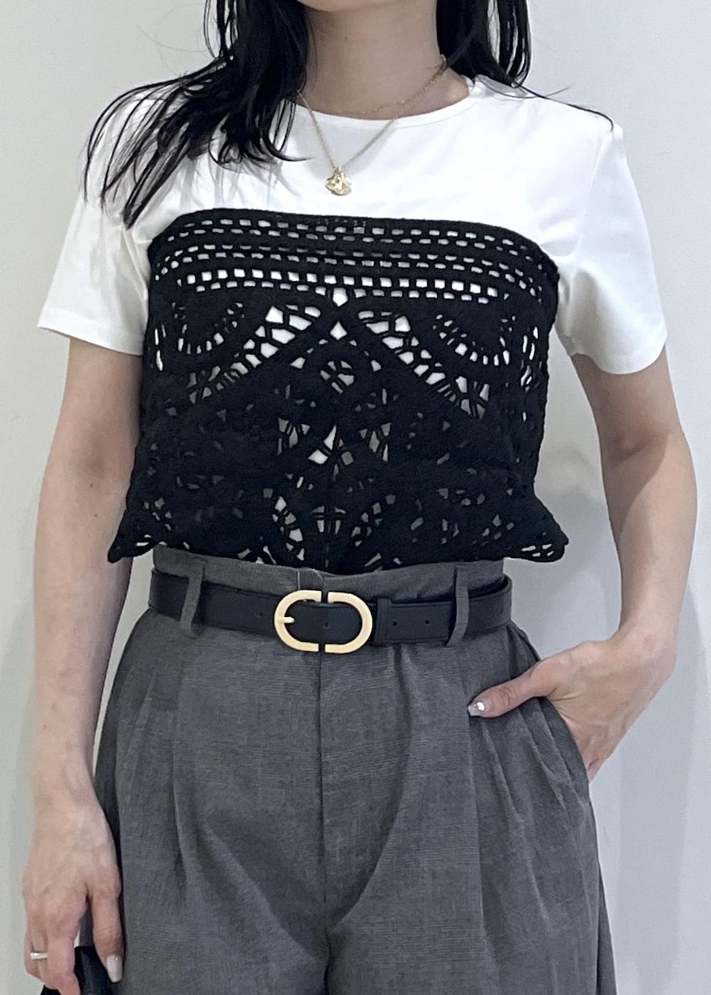 ブラック系のショルダーバッグ、ホワイト系のTシャツ/カットソー、ブラック系のその他パンツを着用したレディースの夏コーディネートの4枚目の写真