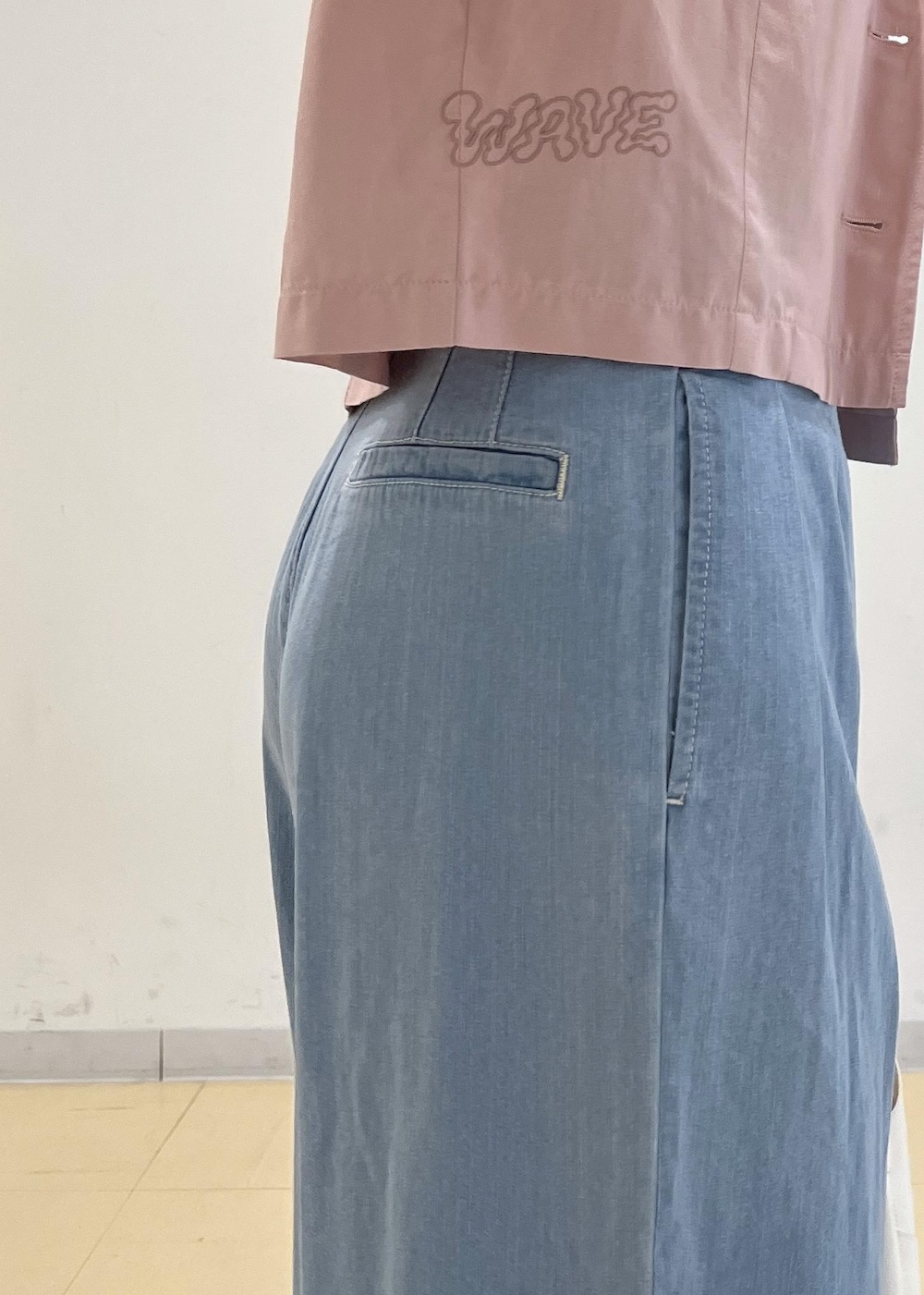 ホワイト系のショルダーバッグ、ホワイト系のサンダル、ブルー系のデニムパンツを着用したレディースの夏コーディネートの9枚目の写真