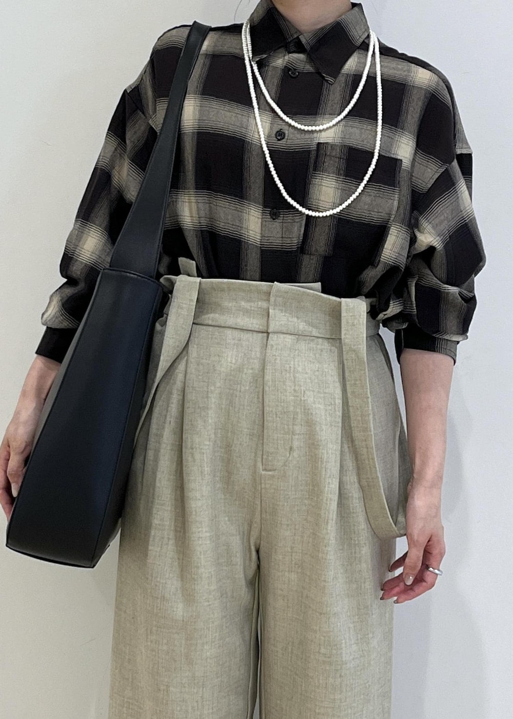 ブラック系のシャツ/ブラウス、ベージュ系のその他パンツ、ブラック系のトートバッグを着用したレディースの秋コーディネートの3枚目の写真