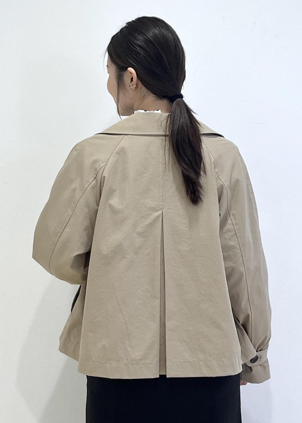 ブラック系のパンプス、ブラック系のスカート、ブラック系のシャツ/ブラウスを着用したレディースの春コーディネートの5枚目の写真