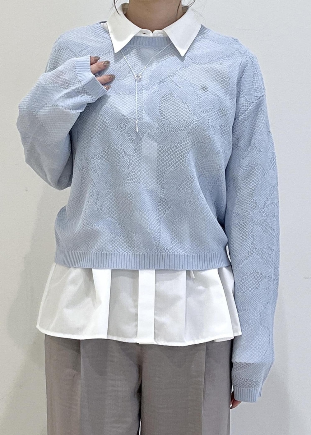 ブラック系のパンプス、グレー系のその他パンツ、ホワイト系のシャツ/ブラウスを着用したレディースの春コーディネートの6枚目の写真