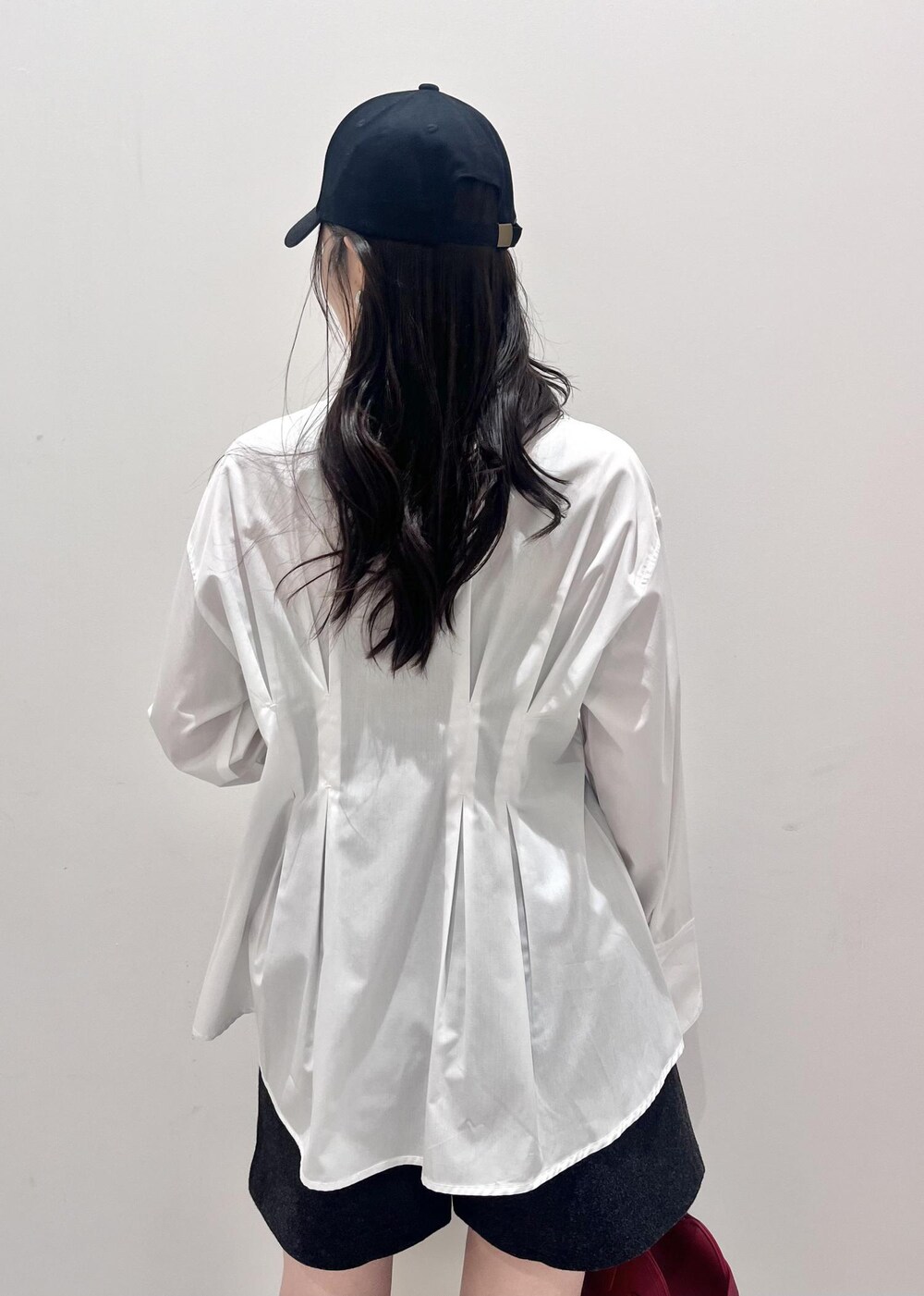 レッド系のトートバッグ、グレー系のその他パンツ、ブラック系のブーツを着用したレディースの秋コーディネートの7枚目の写真