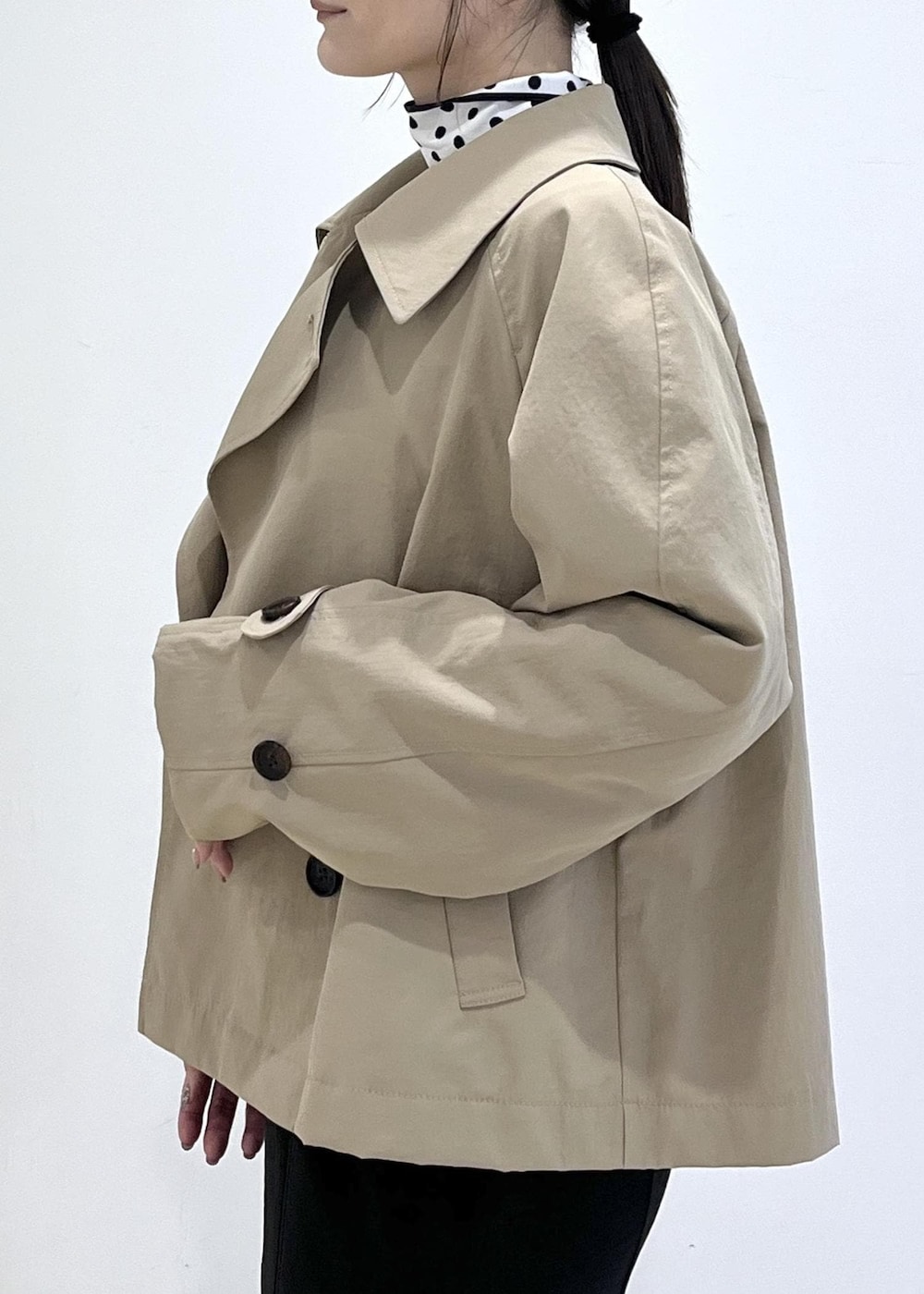 ブラック系のパンプス、ブラック系のスカート、ブラック系のシャツ/ブラウスを着用したレディースの春コーディネートの6枚目の写真