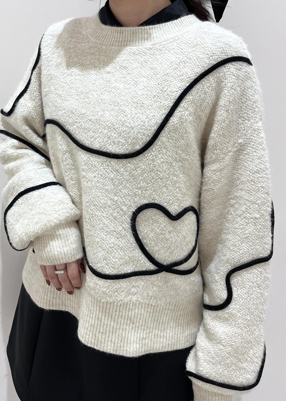 ブラック系のパンプス、ブラウン系のハンドバッグ、ブラック系のシャツ/ブラウスを着用したレディースの秋コーディネートの8枚目の写真