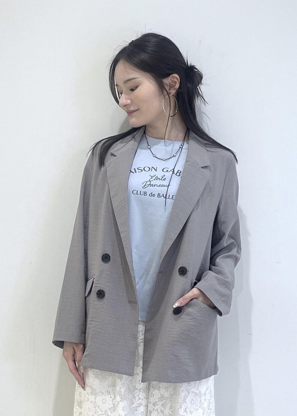 ブルー系のTシャツ/カットソー、ホワイト系のその他パンツ、グレー系のテーラードジャケットを着用したレディースの夏コーディネートの6枚目の写真
