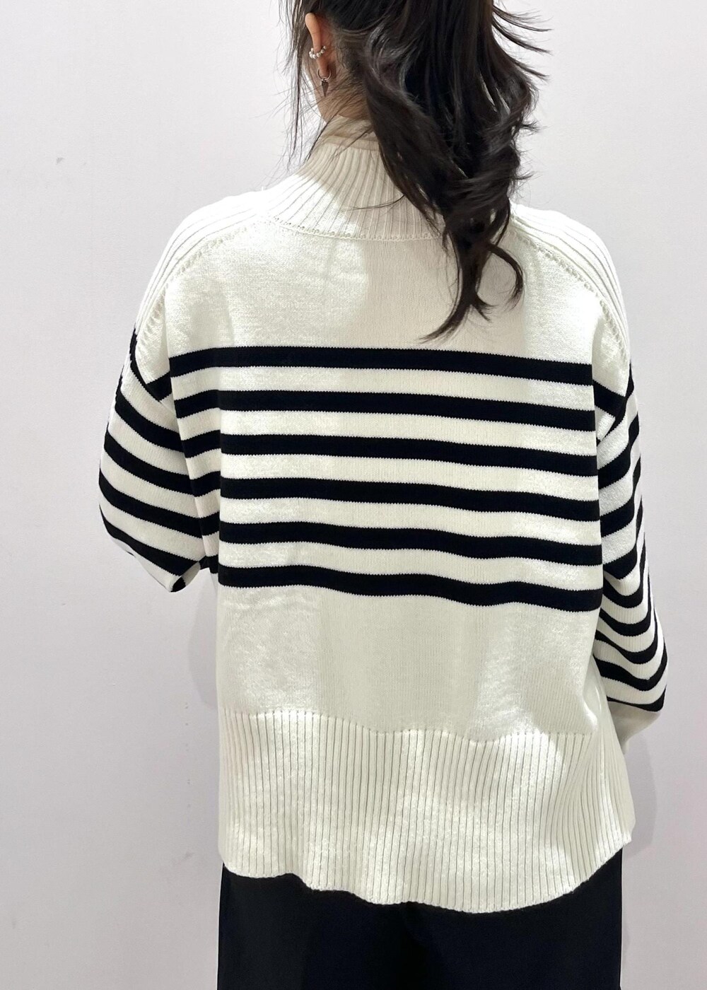 ブラック系のパンプス、ホワイト系のニット/セーター、ホワイト系のニット/セーターを着用したレディースの冬コーディネートの8枚目の写真