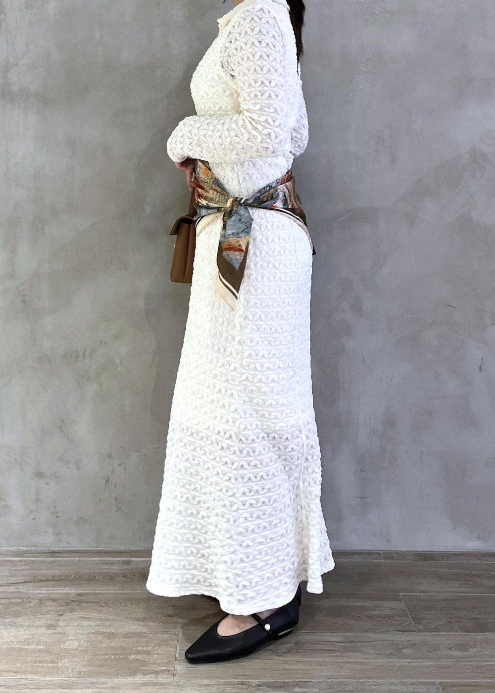 ブラック系のパンプス、ホワイト系のワンピース、ブルー系のテーラードジャケットを着用したレディースの春コーディネートの5枚目の写真