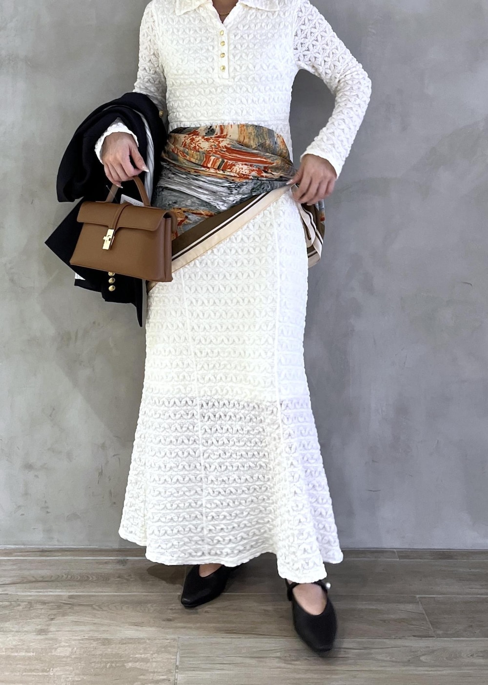 ブラック系のパンプス、ホワイト系のワンピース、ブルー系のテーラードジャケットを着用したレディースの春コーディネートの6枚目の写真