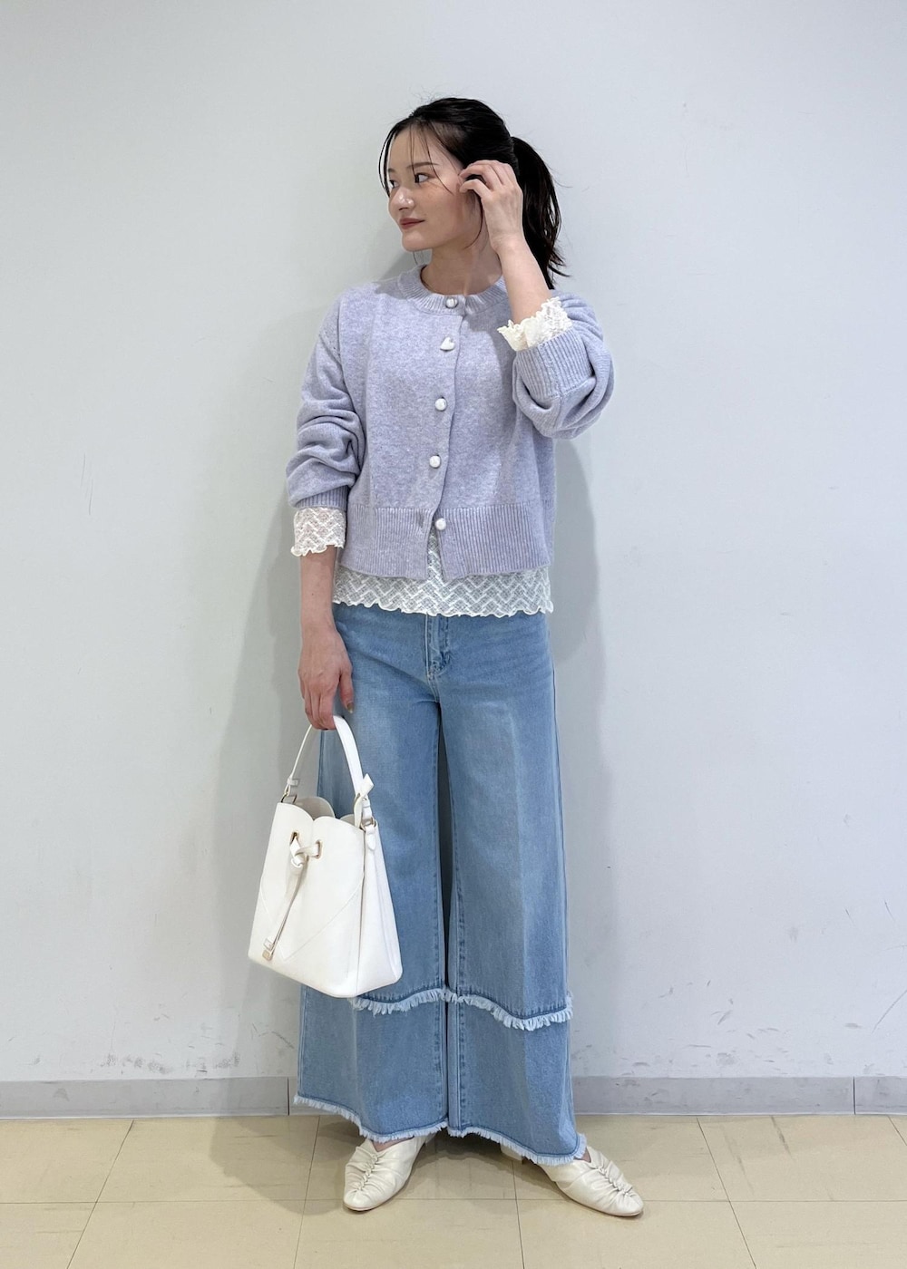 ホワイト系のショルダーバッグ、ホワイト系のパンプス、パープル系のカーディガン/ボレロを着用したレディースの秋コーディネートの10枚目の写真