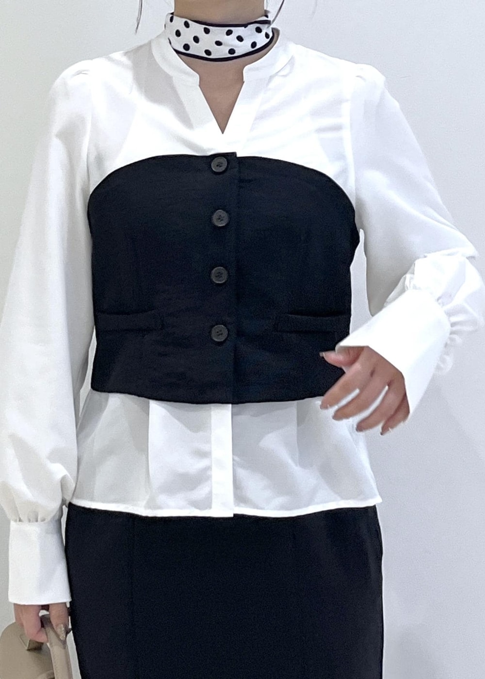 ブラック系のパンプス、ブラック系のスカート、ブラック系のシャツ/ブラウスを着用したレディースの春コーディネートの7枚目の写真