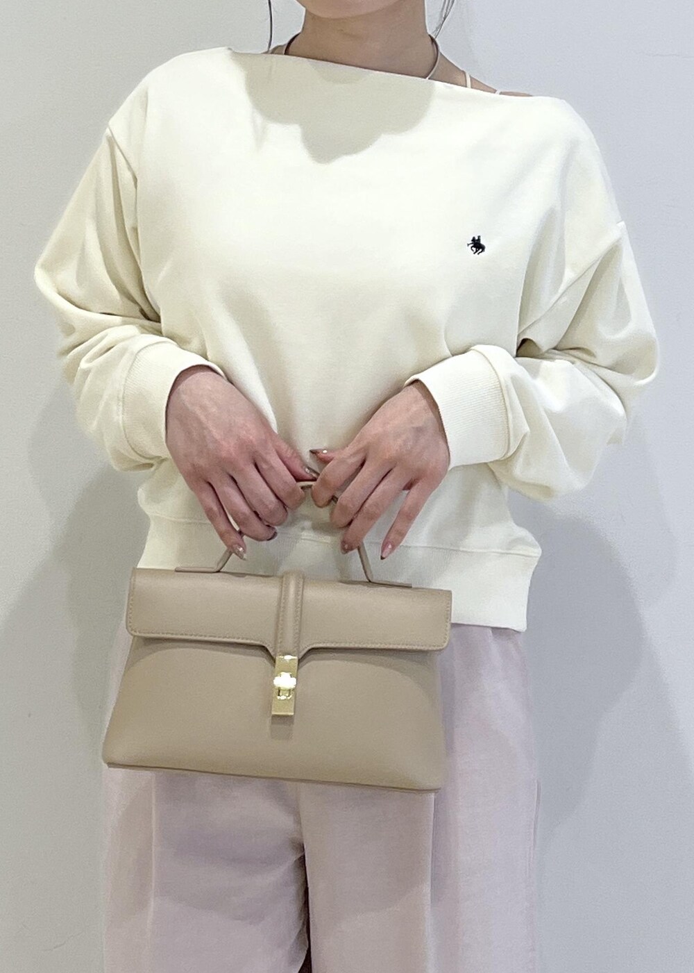 ホワイト系のカーディガン/ボレロ、ベージュ系のショルダーバッグ、ピンク系のその他パンツを着用したレディースの春コーディネートの8枚目の写真