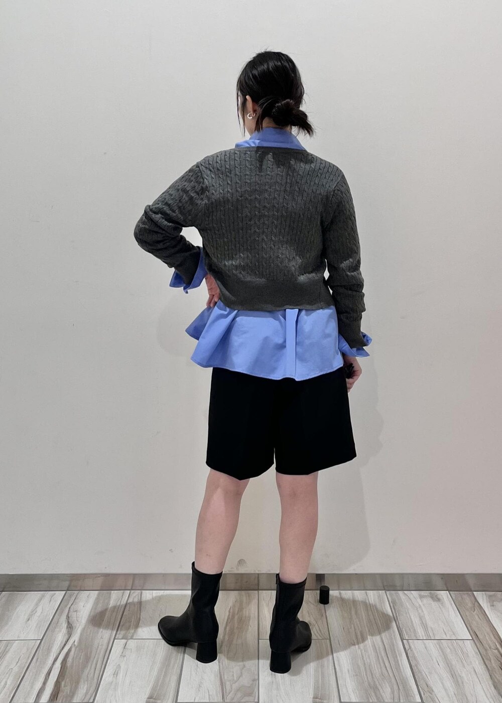 ブラック系のトートバッグ、ブラック系のブーツ、ブラック系のその他パンツを着用したレディースの秋コーディネートの10枚目の写真