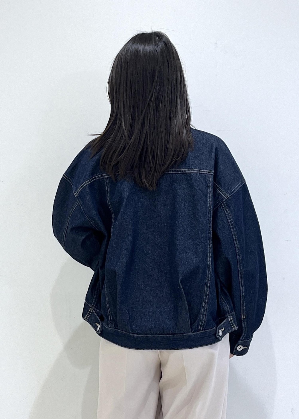 ベージュ系のその他パンツ、ブルー系のデニムジャケット、グレー系のニット/セーターを着用したレディースの冬コーディネートの9枚目の写真