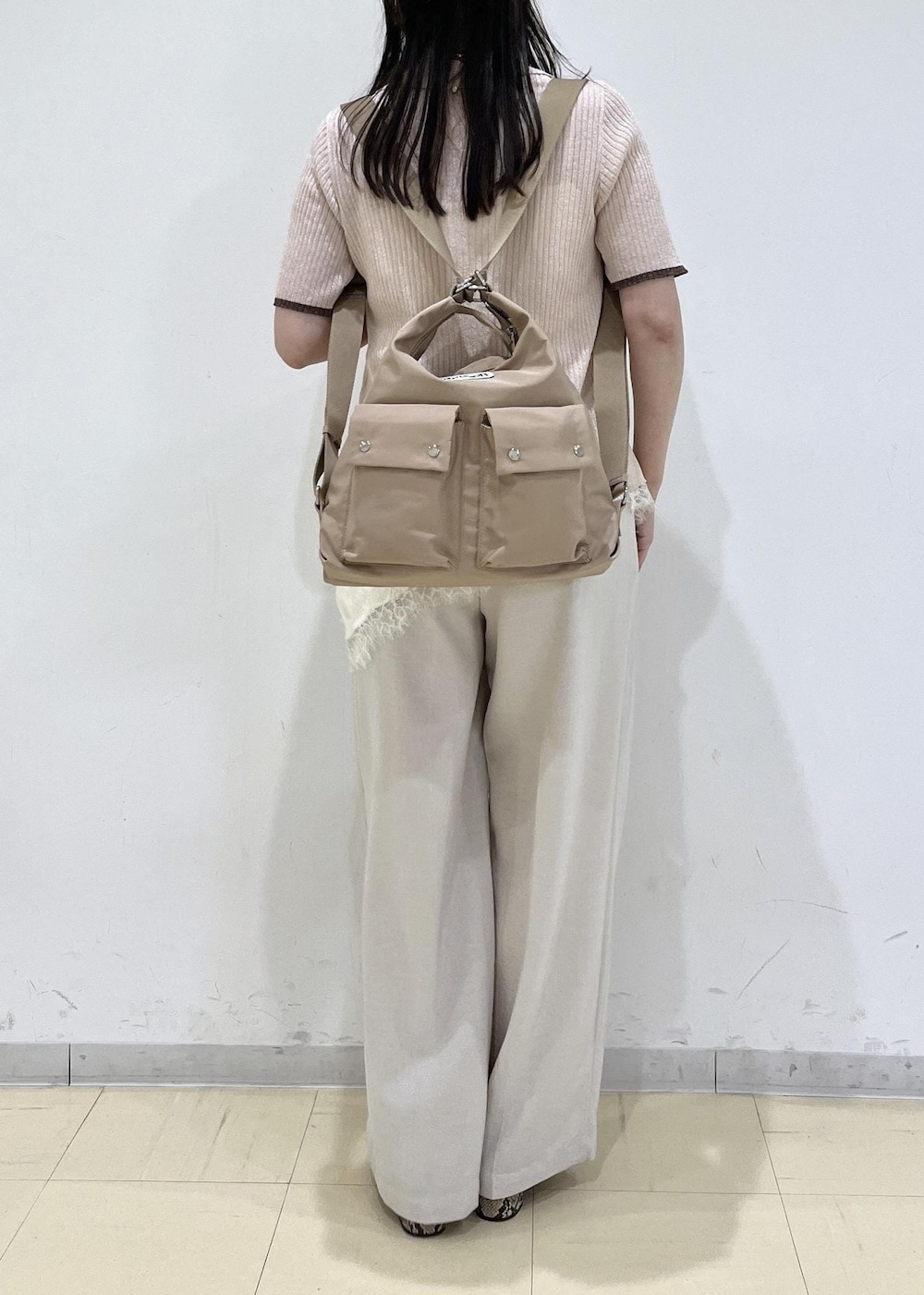 ホワイト系のその他パンツ、ベージュ系のショルダーバッグ、ピンク系のカーディガン/ボレロを着用したレディースの春コーディネートの3枚目の写真