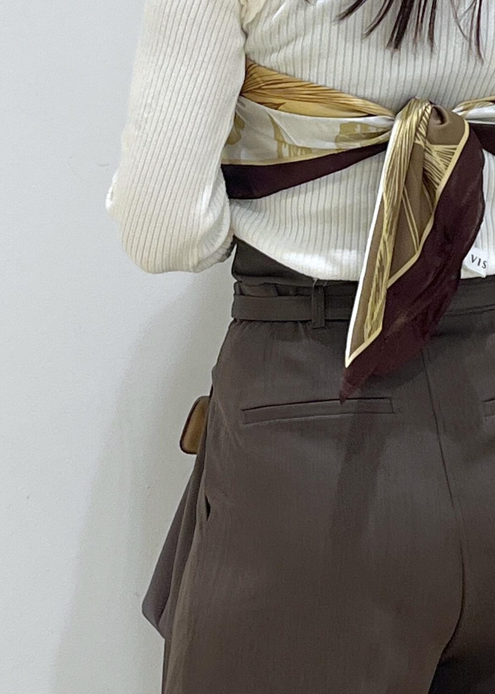 ブラウン系のハンドバッグ、ホワイト系のパンプス、ホワイト系のニット/セーターを着用したレディースの秋コーディネートの7枚目の写真