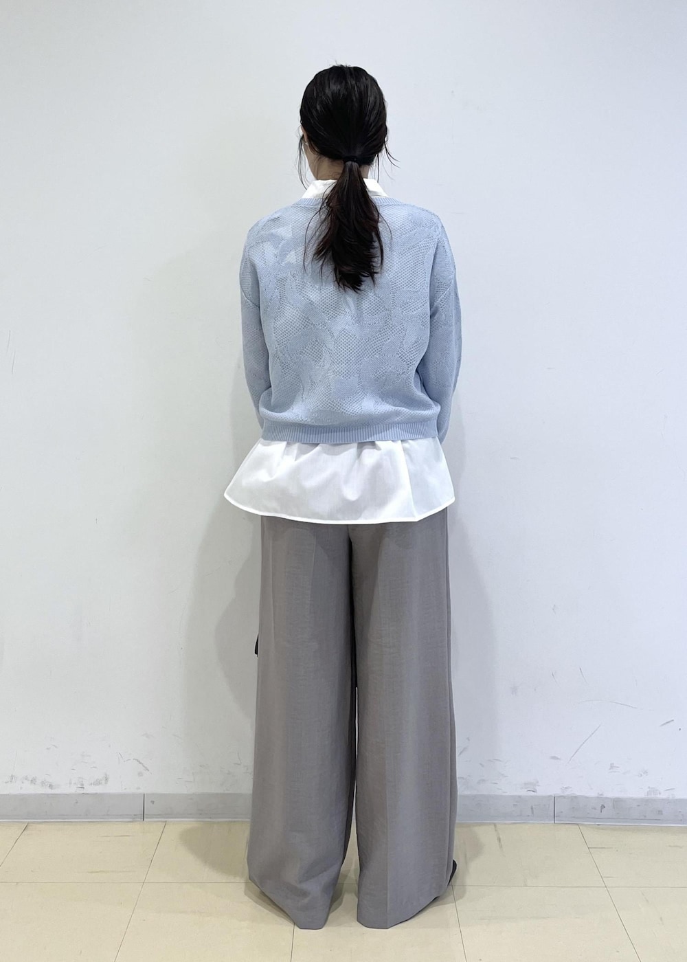ブラック系のパンプス、グレー系のその他パンツ、ホワイト系のシャツ/ブラウスを着用したレディースの春コーディネートの3枚目の写真